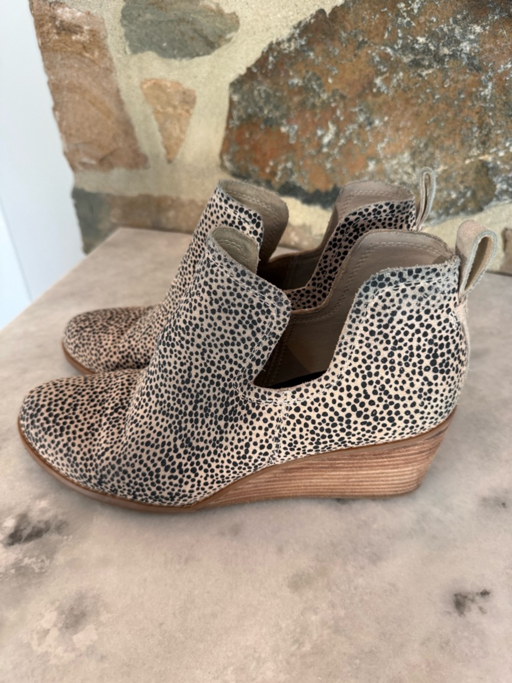 Toms Kallie wedge booties cheetah size 10